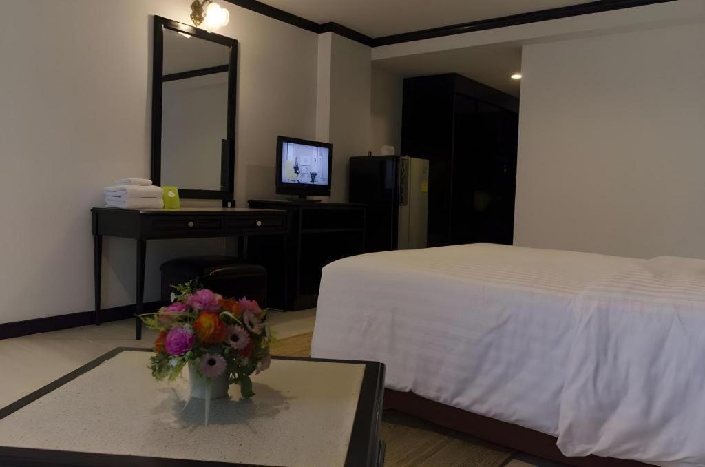 Town In Town Gardent Resort Bangkok Exteriör bild